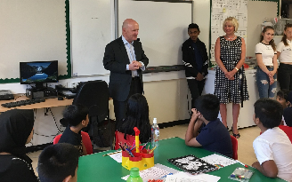 Mayor john biggs with cayley school headteacher lissa samuel at the schools holiday club